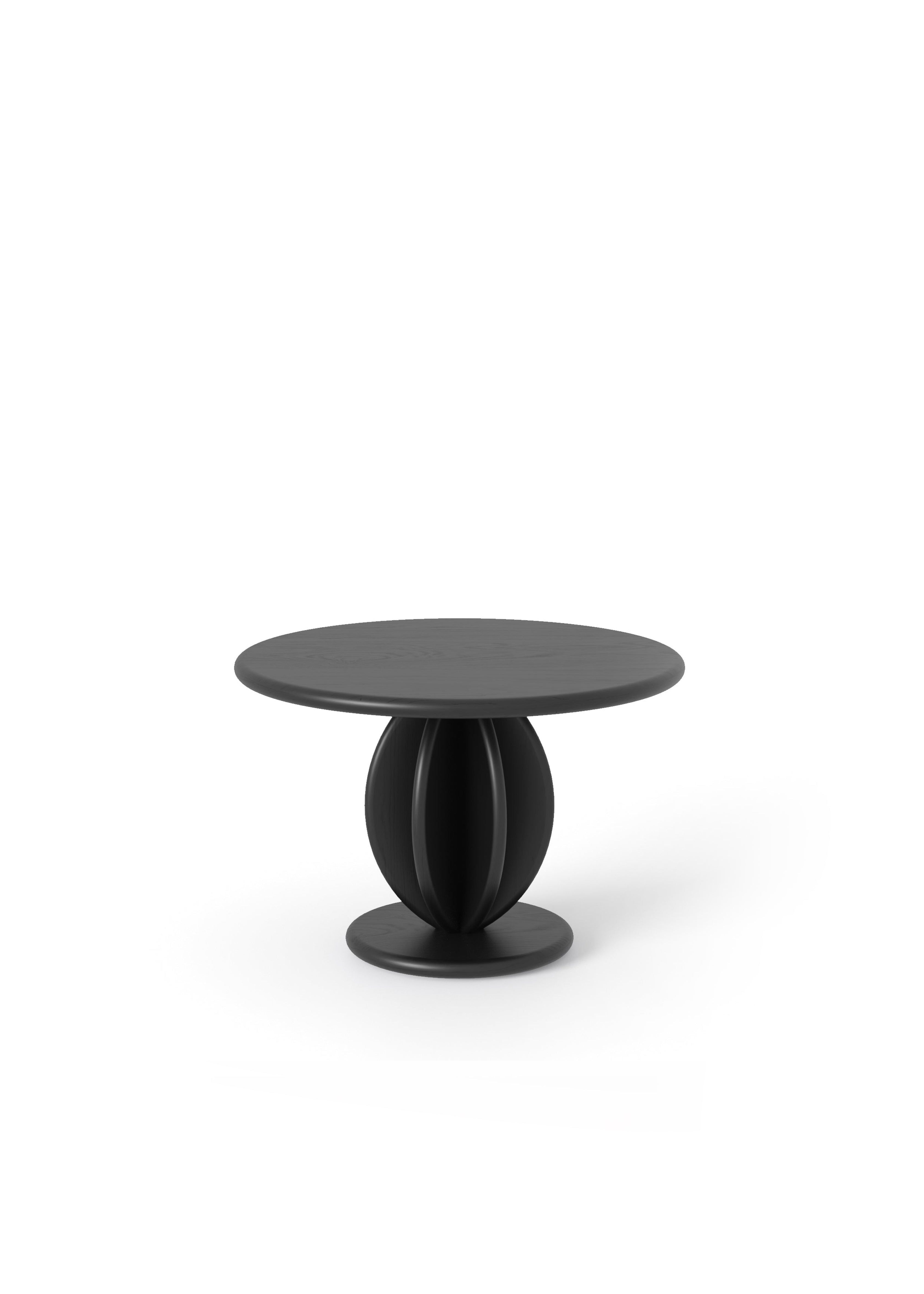 Czarny stolik o okrągłym blacie stojący przy ciemnej sofie