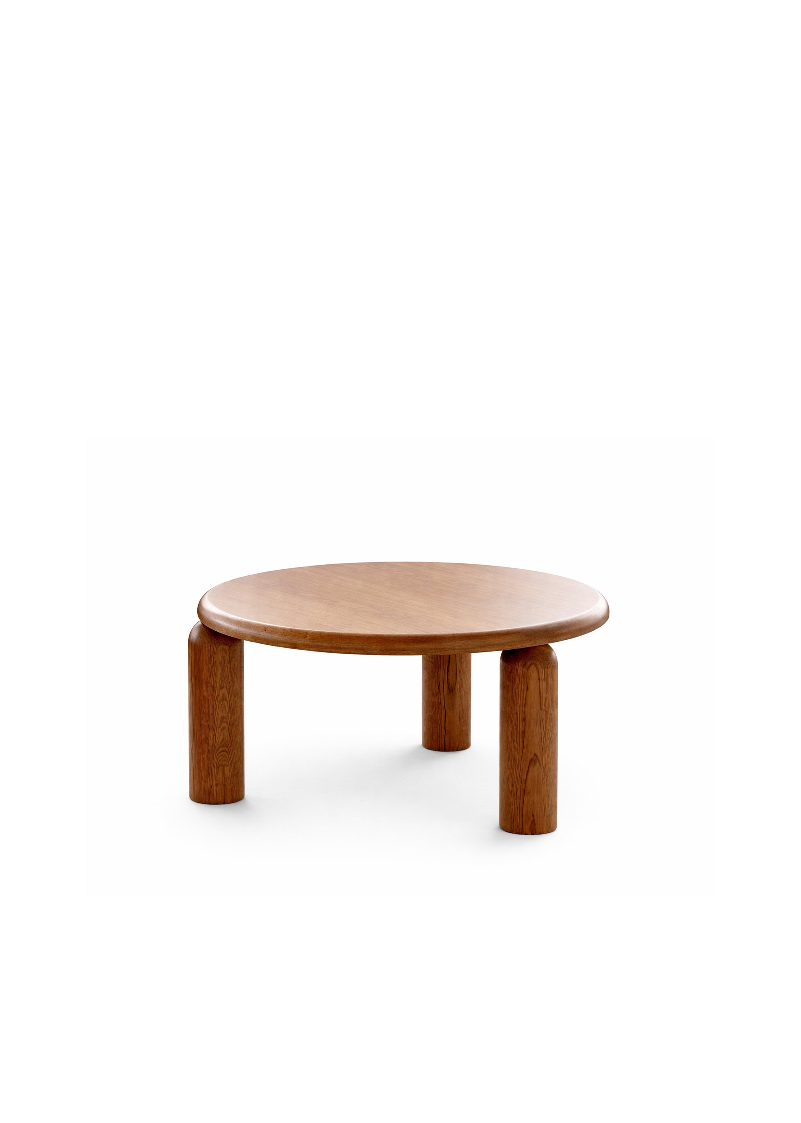 Modułowa czarna sofa w połączeniu z okrągłym drewnianym stolikiem kawowym, na którym leży książka i szklane naczynia