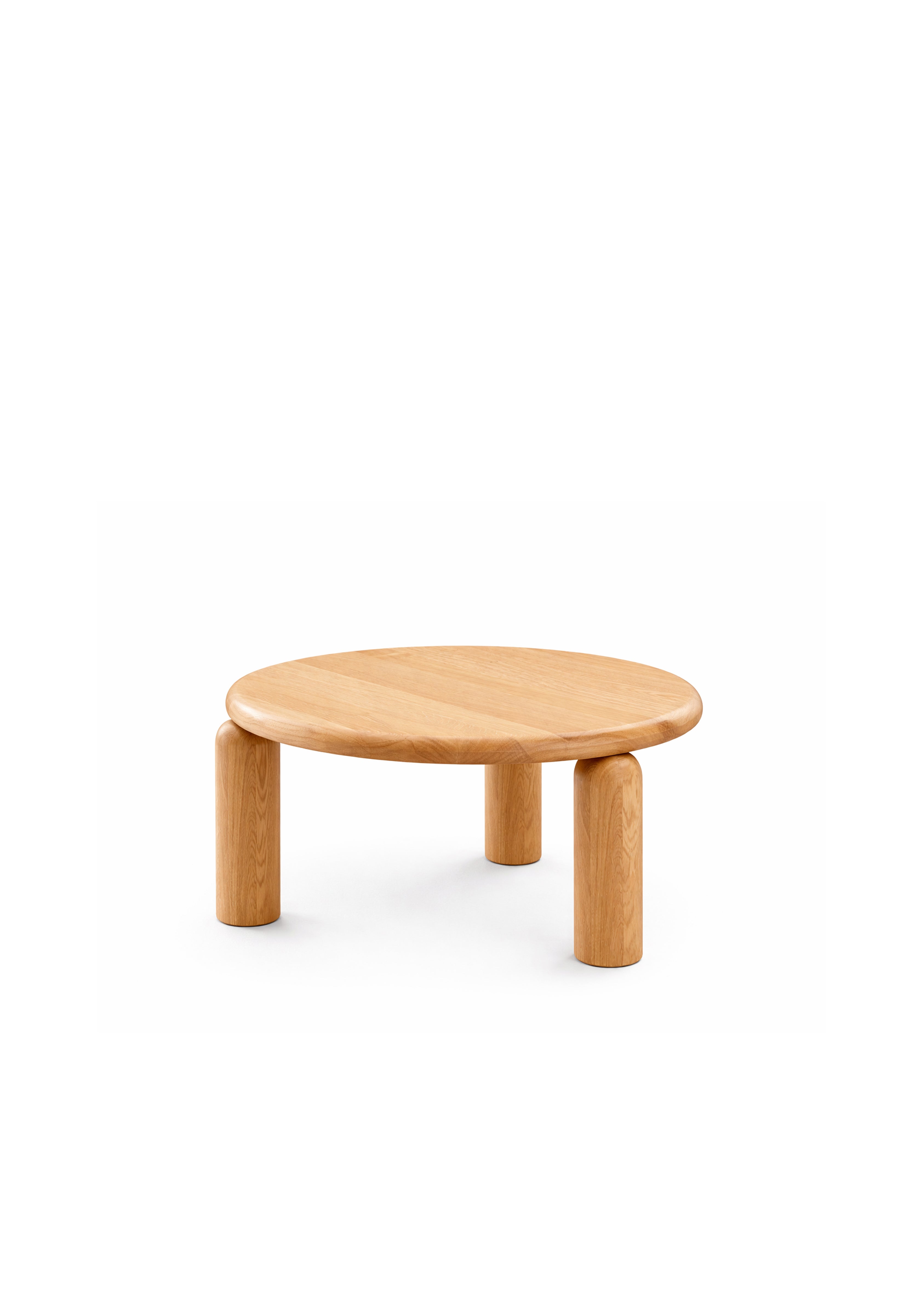 Niski okrągły stolik z jasnego drewna o zaokrąglonych nogach