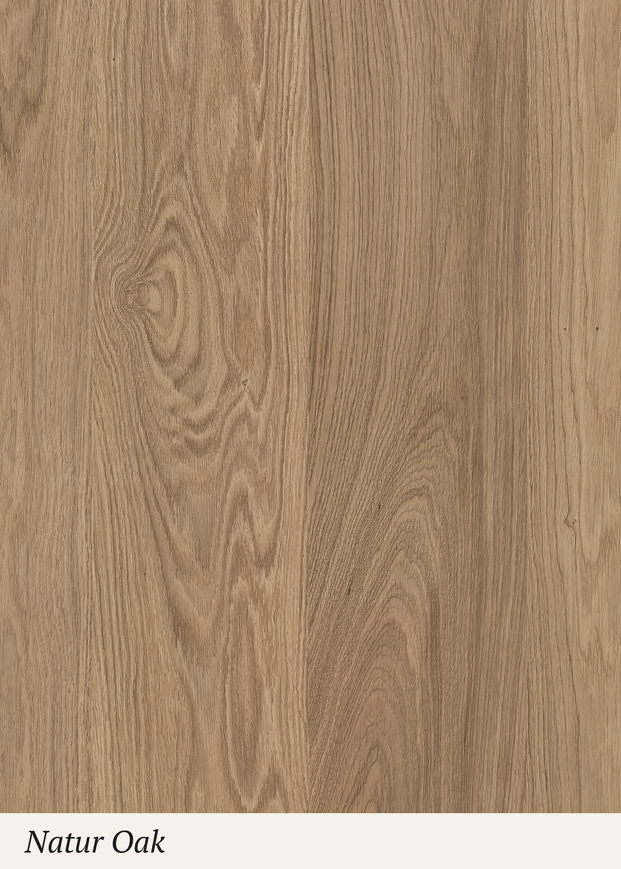 Stoffmuster in natürlichen Farben, auf einem Tisch angeordnet