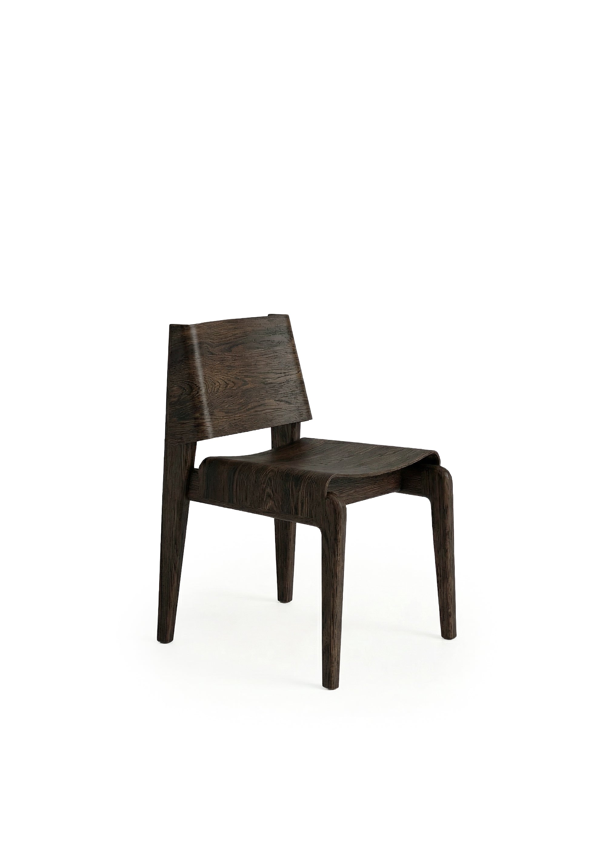 Drewniane krzesło z zakrzywionym oparciem i skośnymi nogami umieszczone w słabo oświetlonej przestrzeni industrialnej.