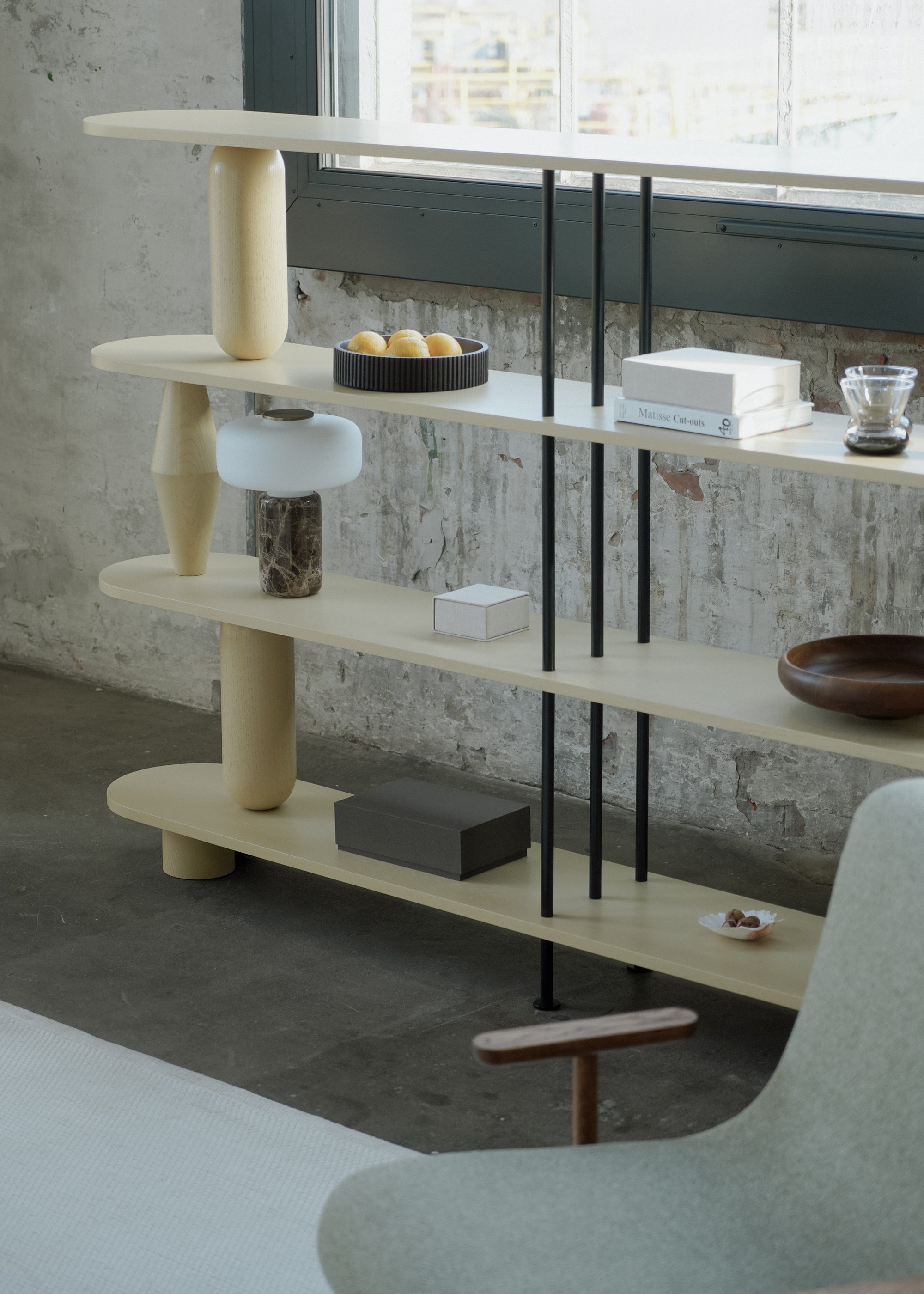 Czarny podwójny regał z czterema półkami i architektonicznymi podporami