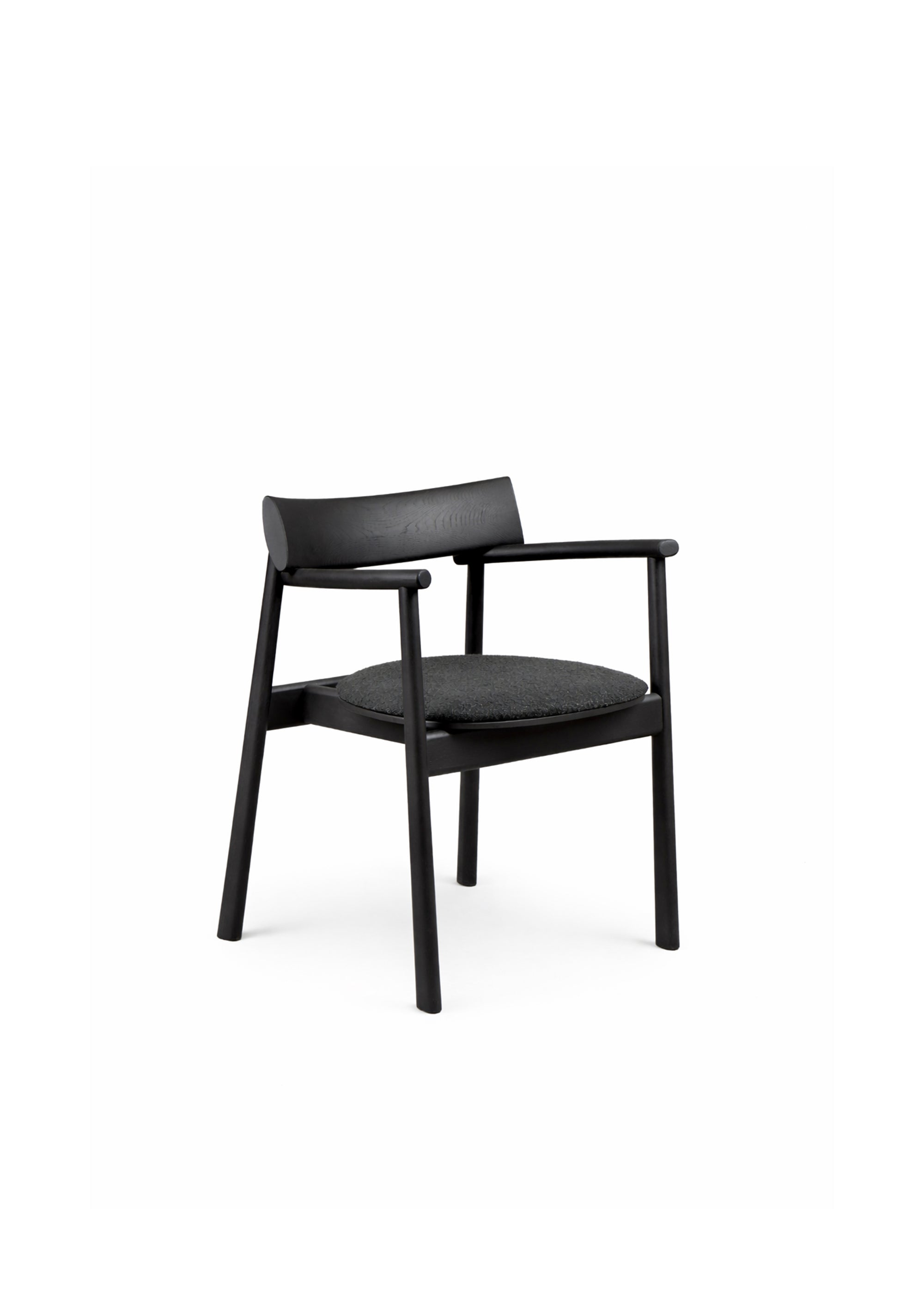 Czarne tapicerowane krzesło ustawione przy ścianie w pobliżu drewnianej balustrady