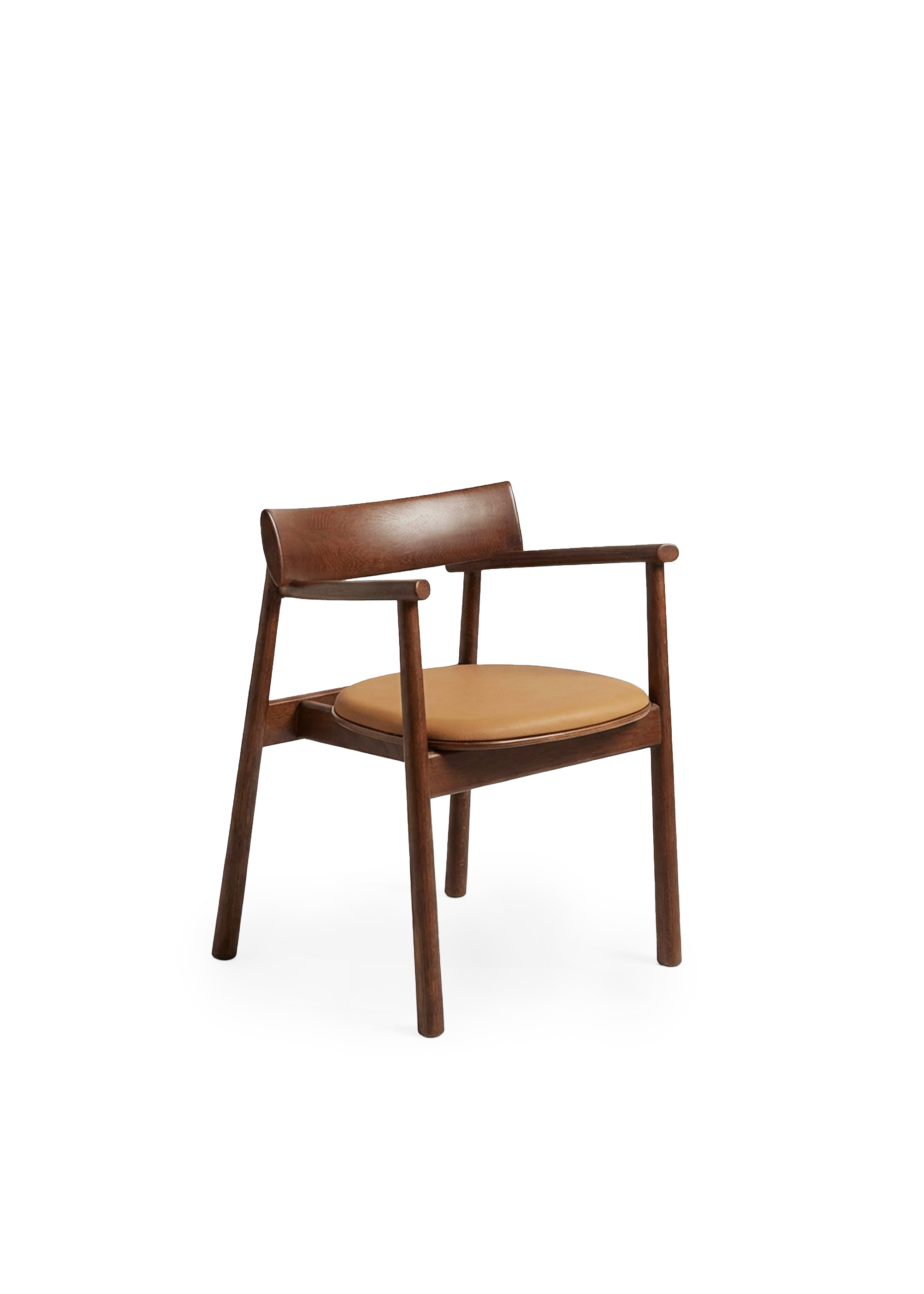 Un fauteuil en bois avec un dossier en cuir incurvé et une assise rembourrée placé près de rideaux transparents