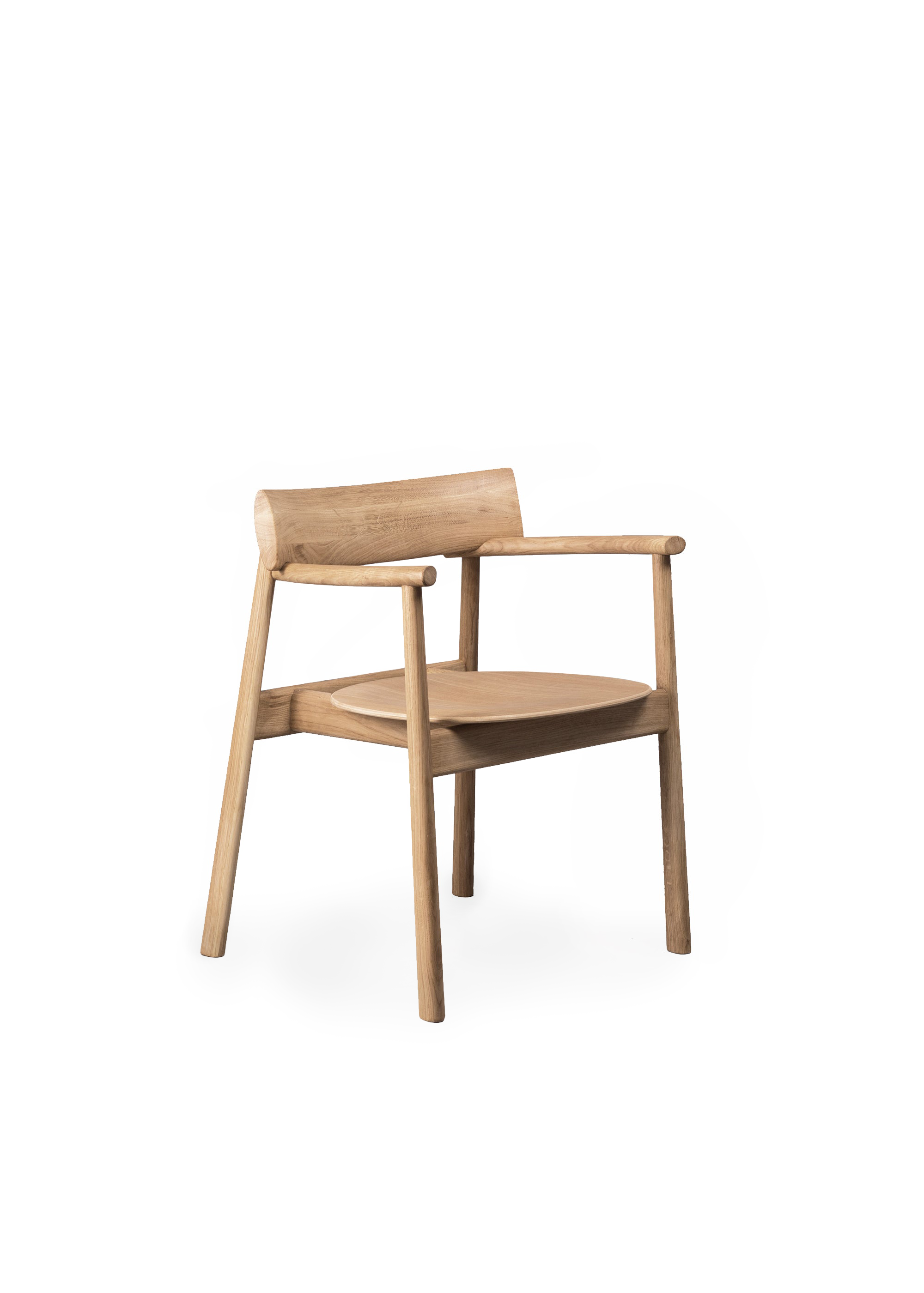 Chaise en bois de forme minimaliste placée autour d'une table ronde.