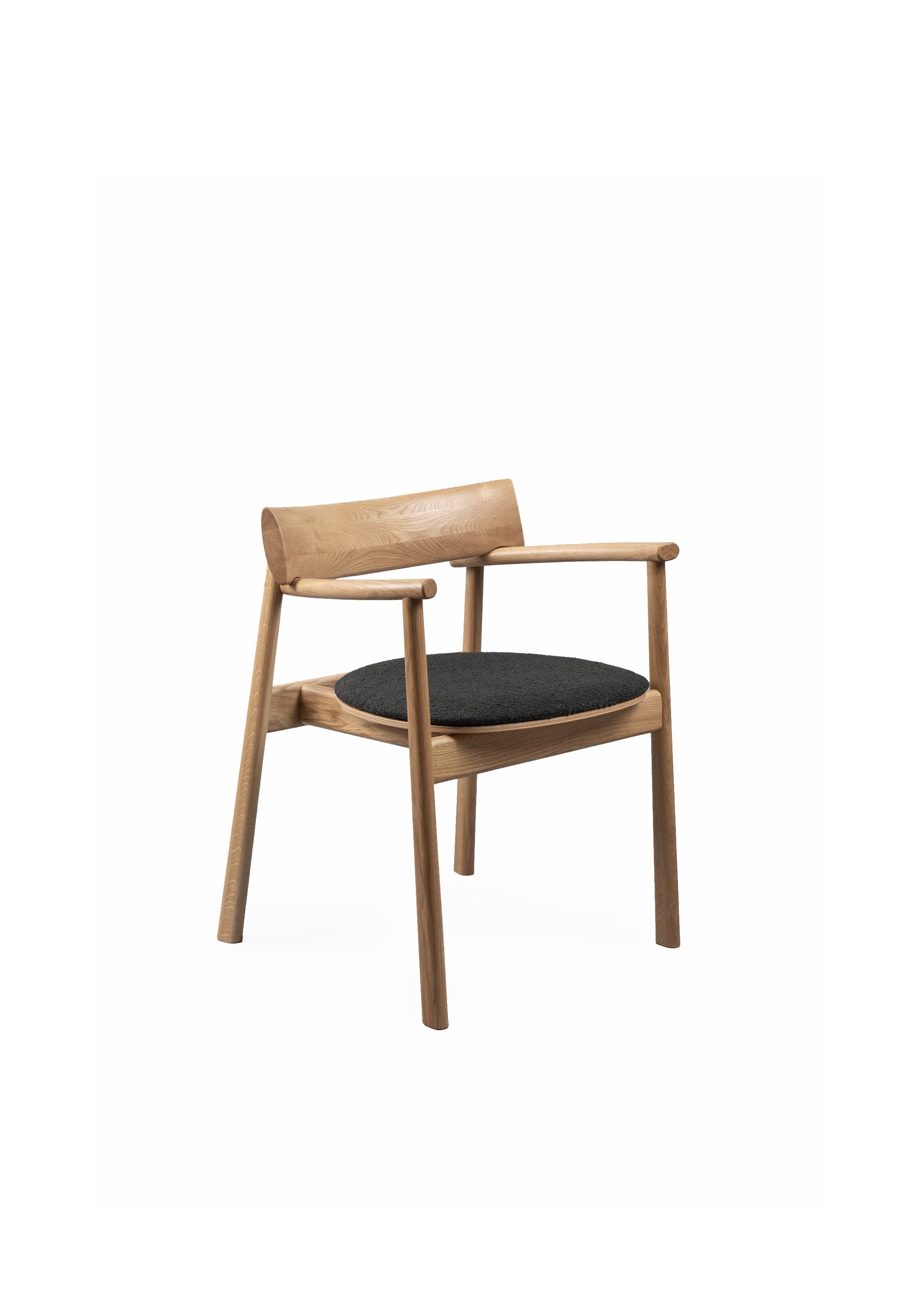 Krzesło wypoczynkowe wykonane z jasnego drewna z okrągłą ciemną poduszką na siedzisku