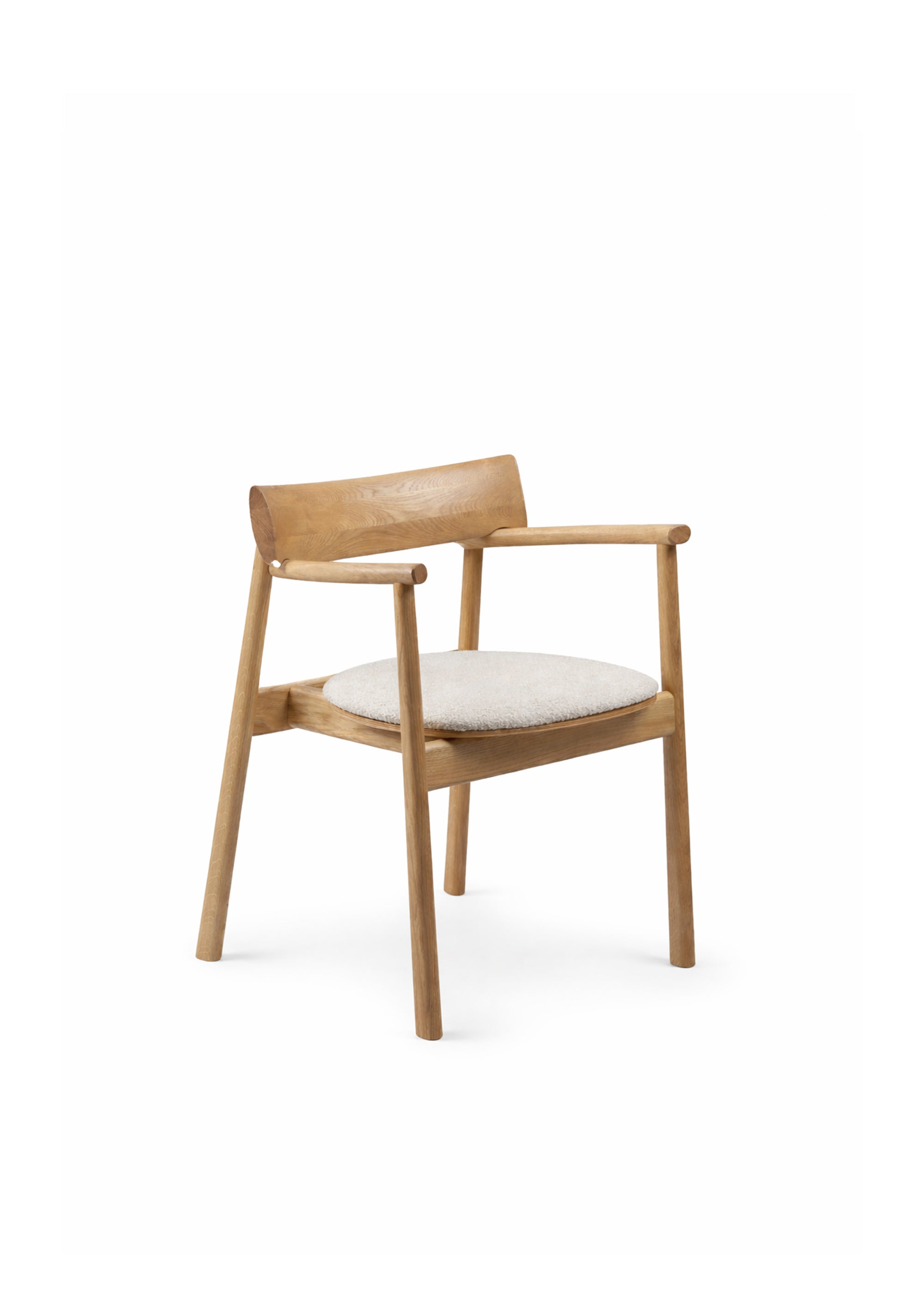 Drewniane krzesło z tapicerowanym siedziskiem na tle boazerii