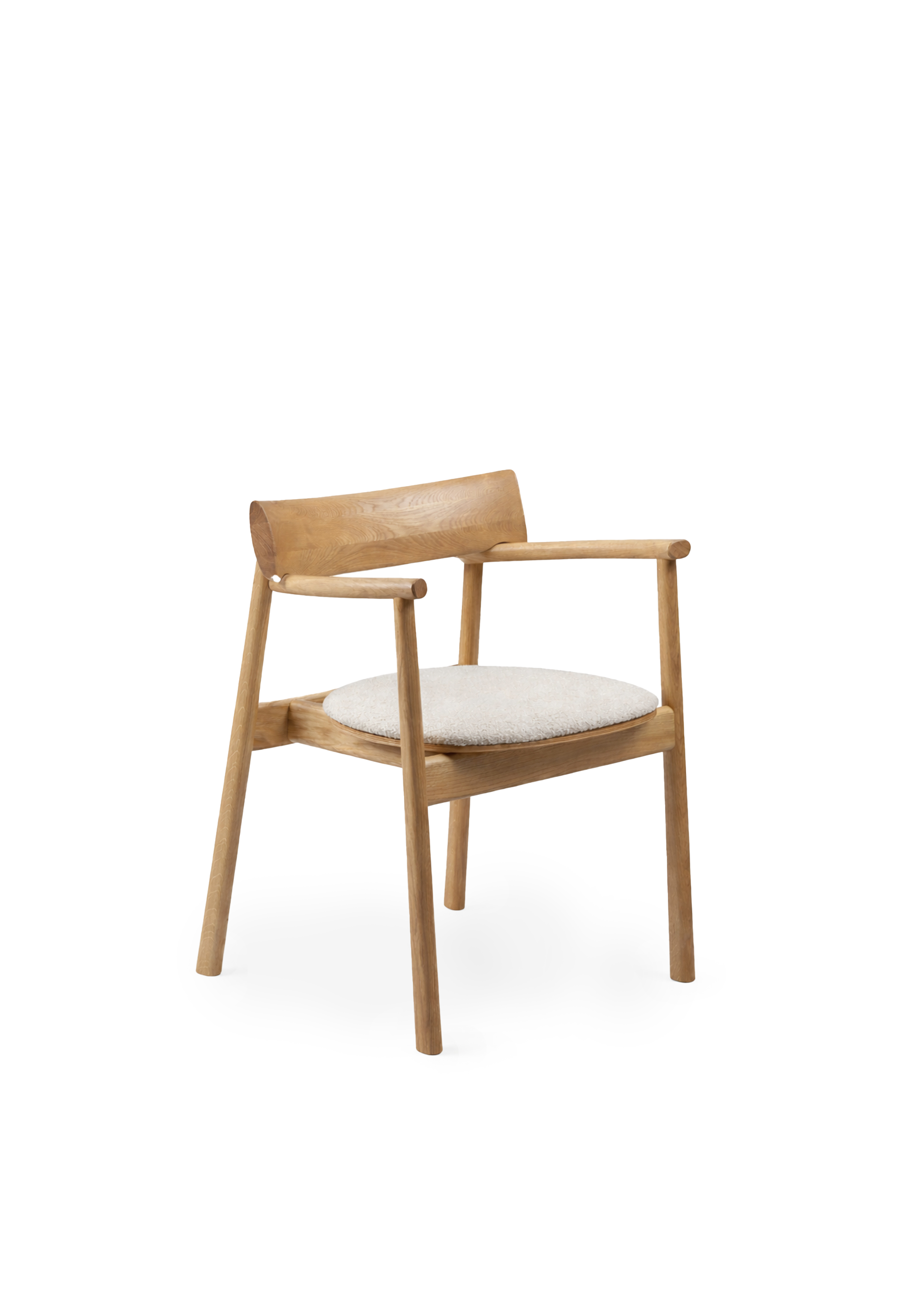 Chaise en bois avec assise rembourrée sur fond lambrissé